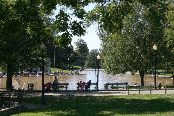 Der Frog Pond im Boston Common. Baden und Schlittschuhlaufen im Zentrum der Stadt