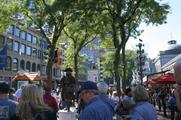 Am Quincy Market herrscht samstags immer buntes Treiben.