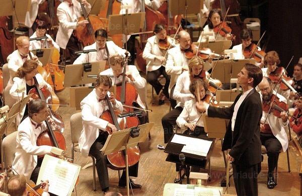 Die Boston Pops spielen am 4. Juli immer in der Hatch Shell am Charles River.