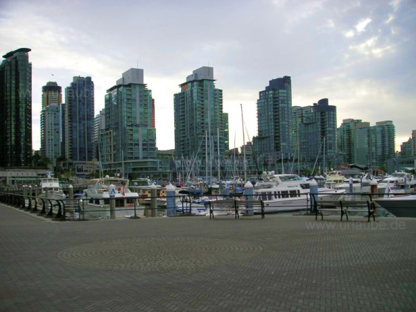 Bootshafen Vancouver: Ein beschaulicher Yacht-Hafen vor der polierten Skyline Vancouvers.