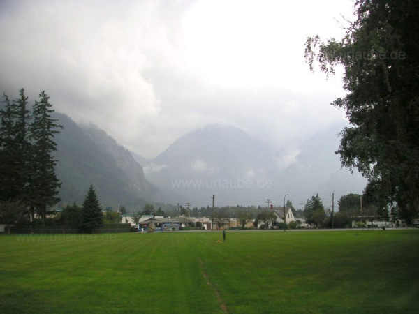 Hope Panorama: Im Hintergrund das Kaskadengebirge, vor dem der m&auml;chtige Fraser River gen Vancouver flie&szlig;t.