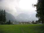 Hope Panorama: Im Hintergrund das Kaskadengebirge, vor dem der mächtige Fraser River gen Vancouver fließt.