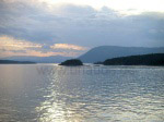 Inner Passage: Blick von der Fähre auf die inselreichen Gewässer vor Vancouver Island.