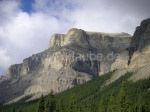 Großartige Ausblicke auf die unterschiedlichsten Gesteinsformationen bietet der Icefields Parkway