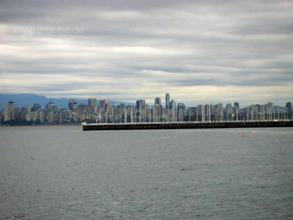 Die Skyline Vancouvers unter wolkenverhangenem Himmel