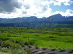 Weite Ebene vor der Kulisse der Cariboo Mountains