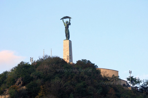 Zitadelle und Freiheitsdenkmal auf dem Gellértberg