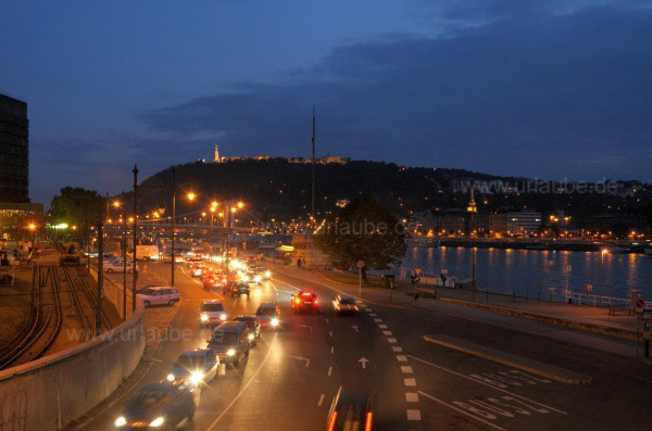 Nächtlicher Verkehr in Budapest
