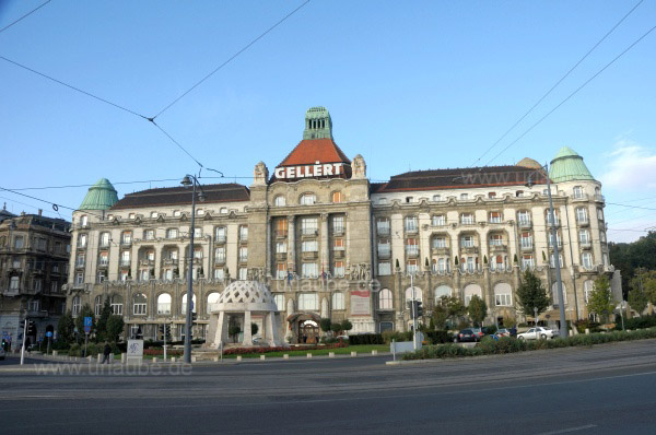 Hotel Gellért mit Brunnen vor dem Eingang