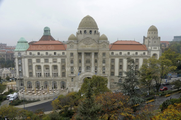 Hotel und Thermalbad Gellért mit orientalischen Türmen