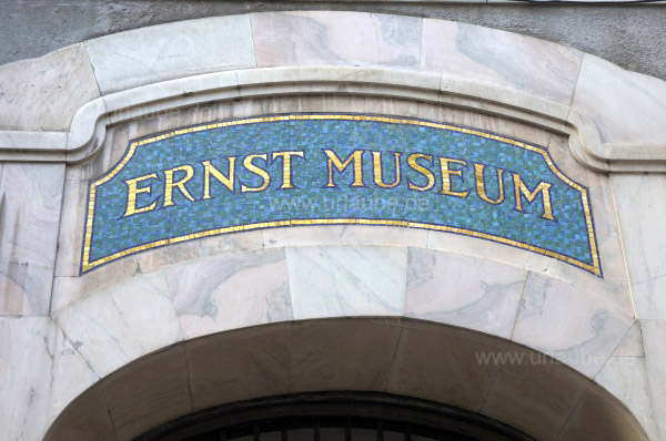 Eingang des Ernst Museums