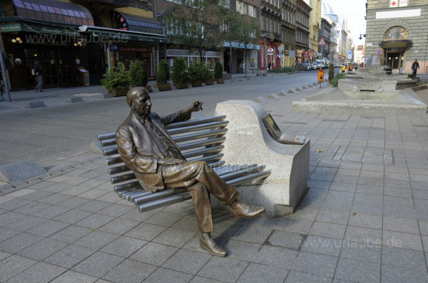 Originelle Skulptur vor dem Operettenhaus