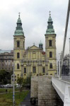 Innerstädtische Pfarrkirche neben der Rampe der Elisabethbrücke