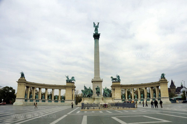 Heldenplatz mit Säule und Kolonnaden