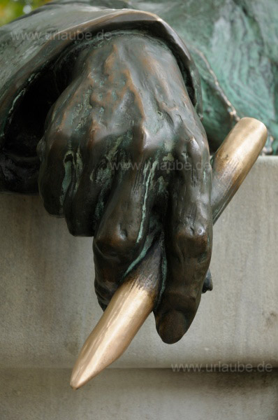 Hand mit Feder des Anonymus
