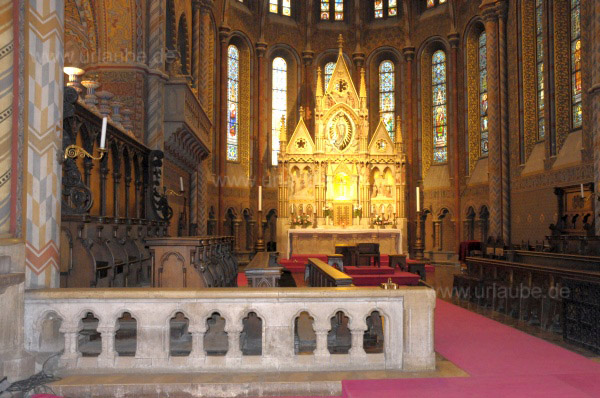 Altarraum der Matthiaskirche