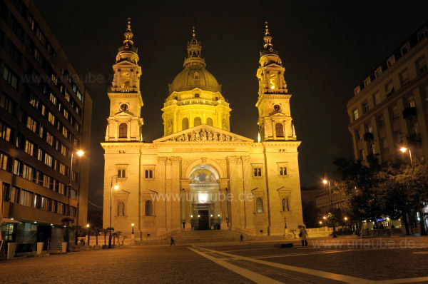 St. Stephans Basilika am Abend