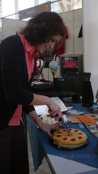 Ein Stand mit Obstkuchen und Schwarzw&auml;lder Kirschtorte an einer chilenischen Universit&auml;t