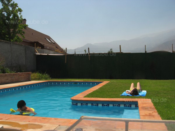Ein Swimmingpool im gro&szlig;z&uuml;gig angelegten Garten, etwas au&szlig;erhalb von Santiago