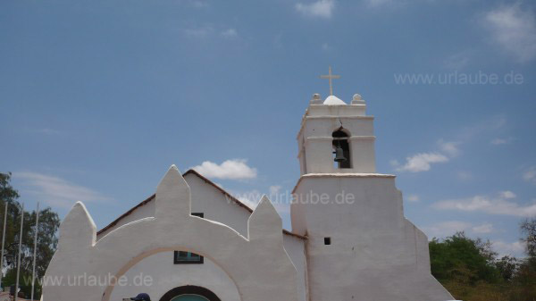 Strahlt Ruhe aus: Die wei&szlig;e Kirche aus der N&auml;he