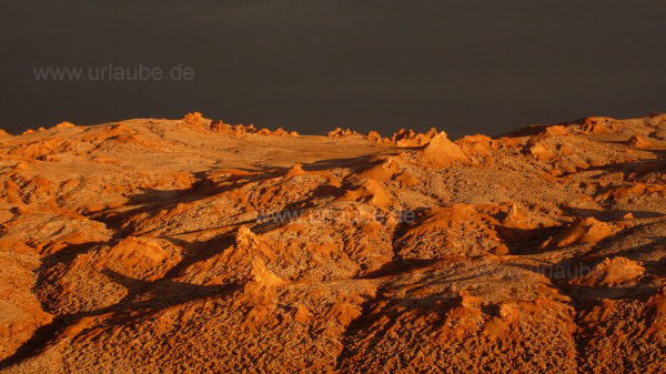 Mond&auml;hnliche Oberfl&auml;che im Licht des Sonnenuntergangs