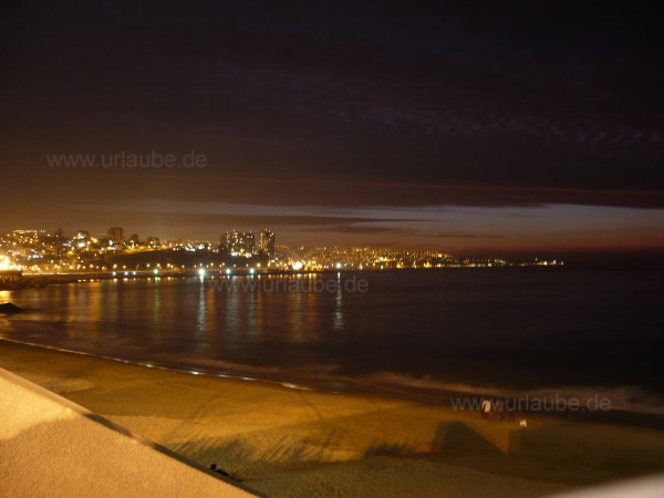 Blick auf Valpara&iacute;so bei Nacht