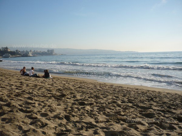 Noch fast menschenleer: Der Strand von 8 Norte in Vi�a del Mar
