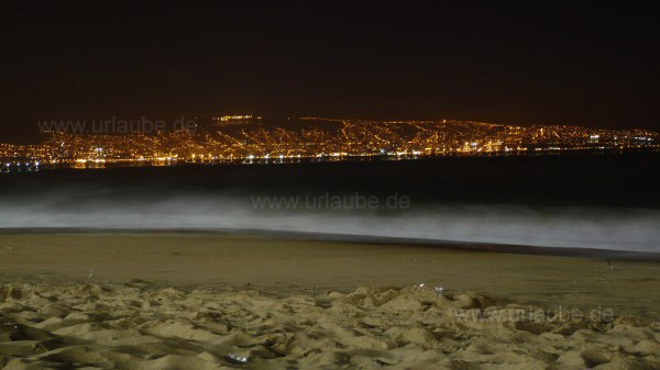 Der Blick auf Valpara&iacute;so bei Nacht. Der Kontrast des Meeres und den Lichtern auf den H&uuml;geln ist einfach hinrei&szlig;end.