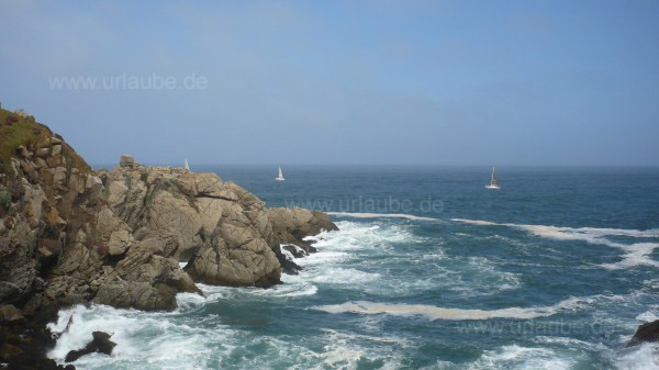 Felsen, Boote und sch&auml;umende Wellen