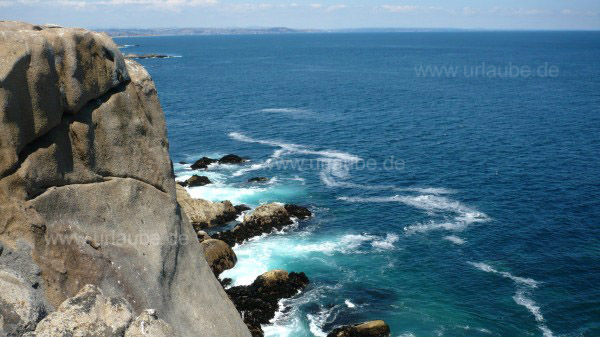Die Aussicht von den Felsen auf das Meer - es gibt keinen besseren Platz, um zu entspannen und zu tr&auml;umen