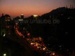 Providencia bei Nacht - der Verkehr hört nicht auf.