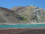 Asche, die Lagune und die trockene Gebirgskette. Ein paar Kilometer weiter befindet sich bereits Argentinien.