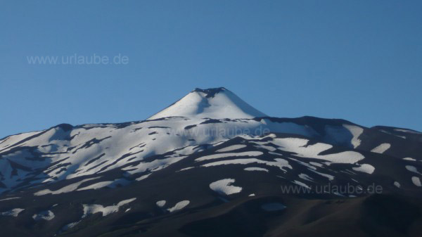Der schneebedeckte Vulkan Antuco