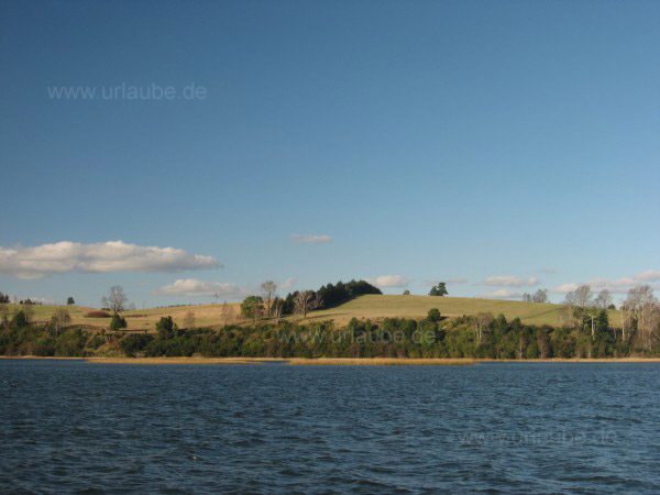 Eine Landschaft, die an Deutschland erinnert - w&auml;ren da nicht die vielen Fl&uuml;sse und Seen