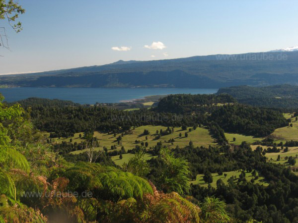 Weitr&auml;umige Sicht auf den See und die Umgebung