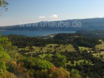 Weiträumige Sicht auf den See und die Umgebung