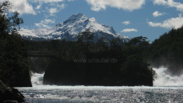 Volc&aacute;n Tronador. Auch hier sind im Vordergrund rei&szlig;ende Fl&uuml;sse zu sehen.