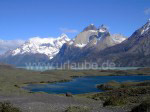 Schneebedeckte Berge und eine Lagune