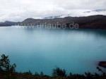 Kontrast zwischen der stillen Lagune und dem dynamischen Wetter