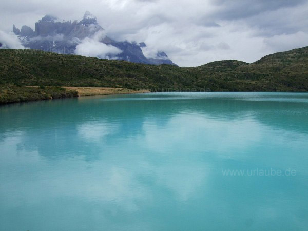 Lago Peho&eacute;: Im Hintergrund die Cuernos del Paine (Nationalpark Torres del Paine)