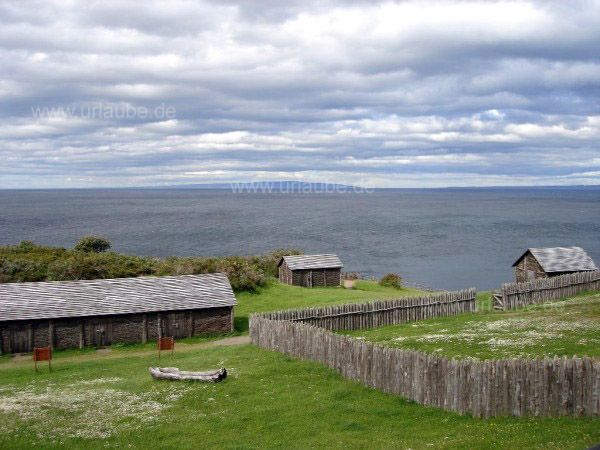 Historisches Museum Fuerte Bulnes, im Hintergrund ist Feuerland erkennbar