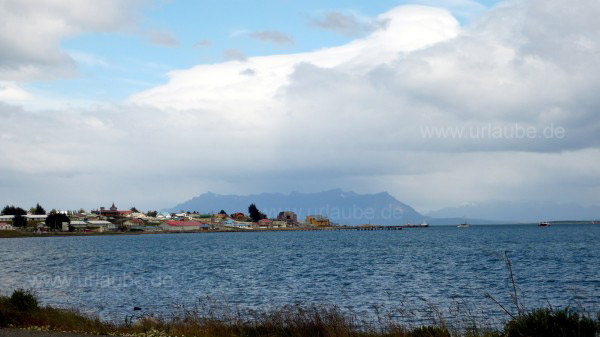 Blick auf Puerto Natales von der Universidad de Magallanes, Campus Puerto Natales