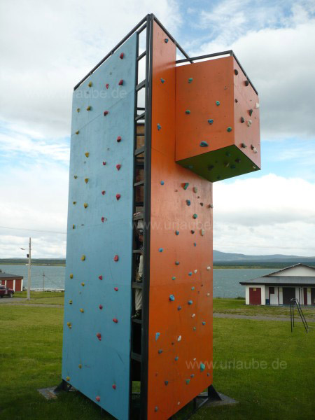 Freizeitaktivit&auml;t an der Universit&auml;t: Eine Outdoor - Kletterwand.