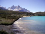 Türkisfarbene Lagune, im Hintergrund die Cuernos