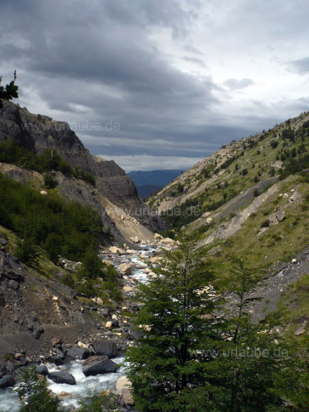 Ein Fluss schl&auml;ngelt sich durchs Tal zum Campamento Chileno