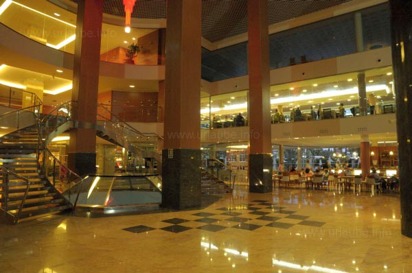 Eingangshalle mit Bar und Restaurant