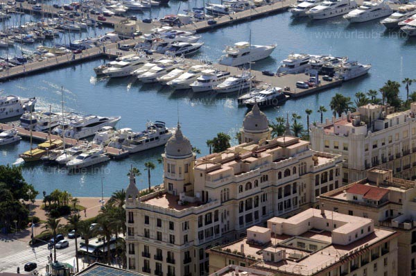 Das Hafenbecken von Alicante