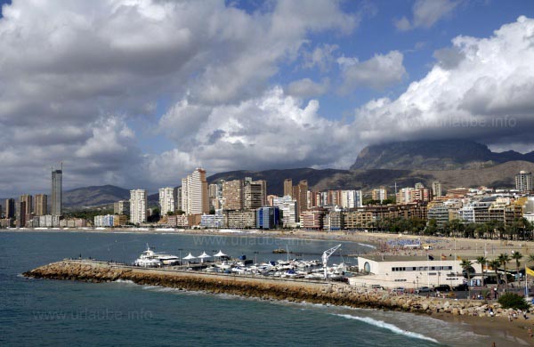 Der Strand von Benidorm mit der Wolkenkratzer-Skyline