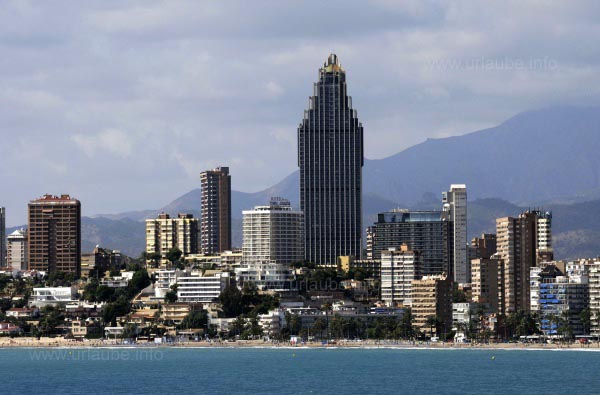 Der Strand von Benidorm mit der Wolkenkratzer-Skyline