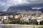 Der Strand von Benidorm mit den Bergen des Hinterlandes